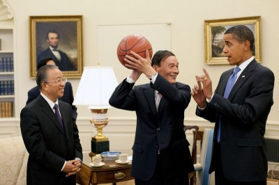 President Obama shares shooting techniques with Chinese Vice Premier Wang Qishan in the Oval Office in 2009. (Photo by Pete Souza)