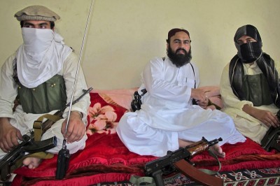 Deputy leader of the Pakistani Taliban Wali-ur Rehman (center) was killed along with five other militants by a US drone strike last week. (Photo from REUTERS)