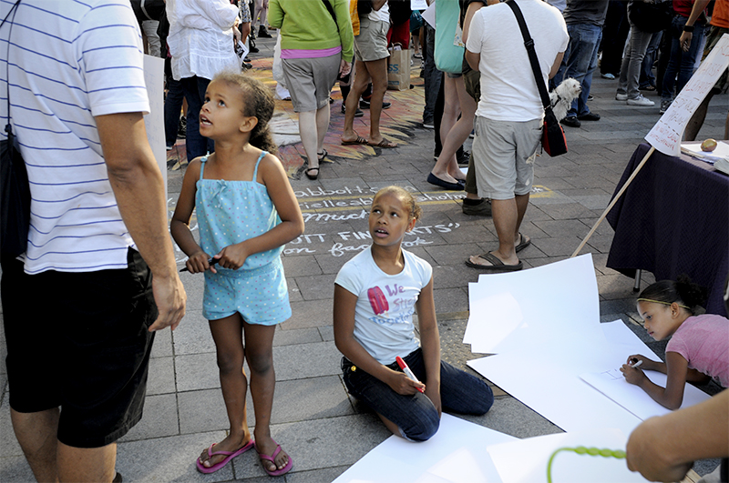 Children make signs at protest against the not-guilty verdict for George Zimmerman. (Photo by Sara Stogner)