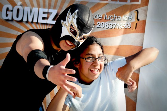 Luchador Mike "El Sonico" Jacinto poses with a fan in 2012. (Photo by Latino Cultural – Mauricio Ayón / Seattle Department of Neighborhoods)
