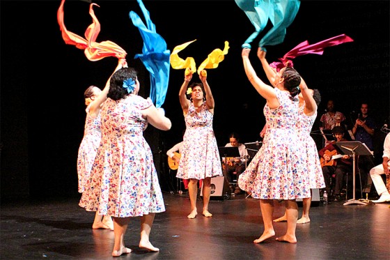 Dancers perform in "Azúcar de Caña." (Photo by Aida Solomon)