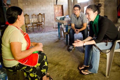 University of Washington graduate students Dacia Sáenz and Ursula Mosquiera converse with a community member about life during the armed conflict in Arcatao, El Salvador. (Photo by Alex Montalvo)