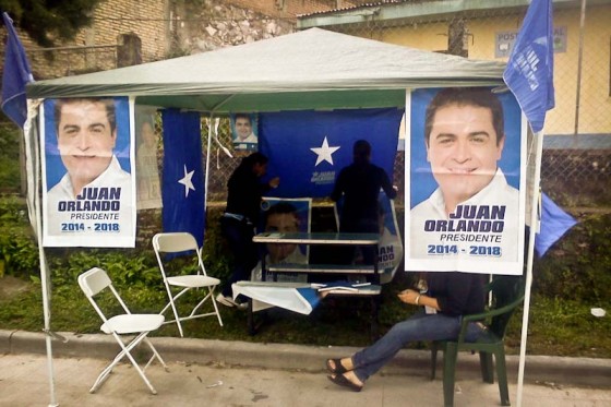 The National Party campaigns for their candidate, Juan Orlando Hernandez, outside of a polling place on election day. (Photo by Madeline McClure)