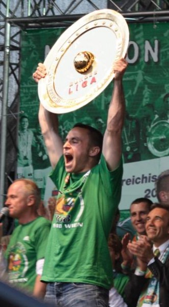 Sport tip pic (Rapid Vienna team fan after 2008 championship) photo courtesy of Doma-w
