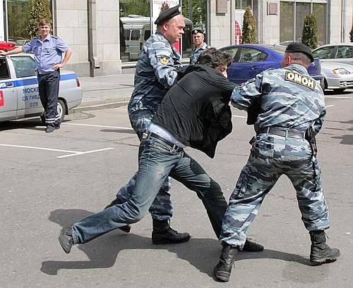Russian police officers arrest Marco Cappato (C), Italian member of the European Parliament, during a demonstration in Moscow, 27 May 2007. Russian police arrested Russian gay rights activists and a leading British campaigner as they demonstrated outside the Moscow mayor's office. (AFP PHOTO / ALEXANDER TITORENKO via Creative Commons)