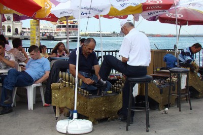 Most shoe shiners in Istanbul aren't out to get you, the legitimate ones often have a kit that is hard to pick up and carry around. (photo via Flickr user <a href="https://www.flickr.com/photos/slipsthelead/">slipsthelead</a>)