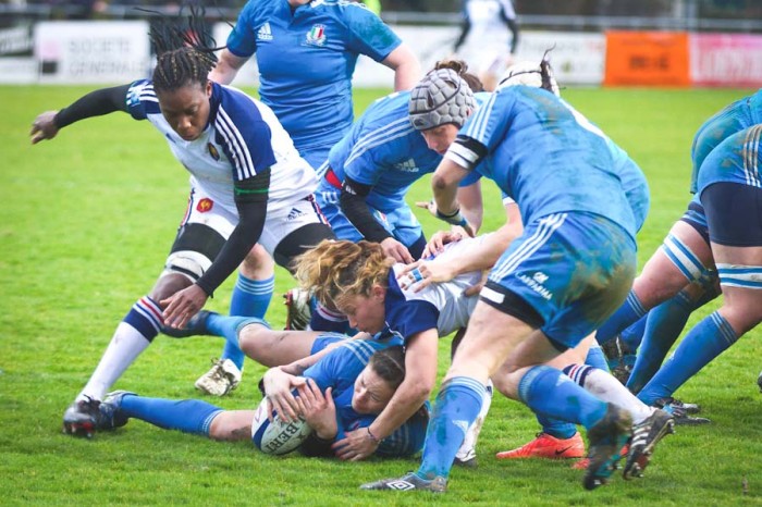 Italian and French players rucking during Six Nations Rugby Championship in 2014. (Photo by Pierre-Selim Huard)
