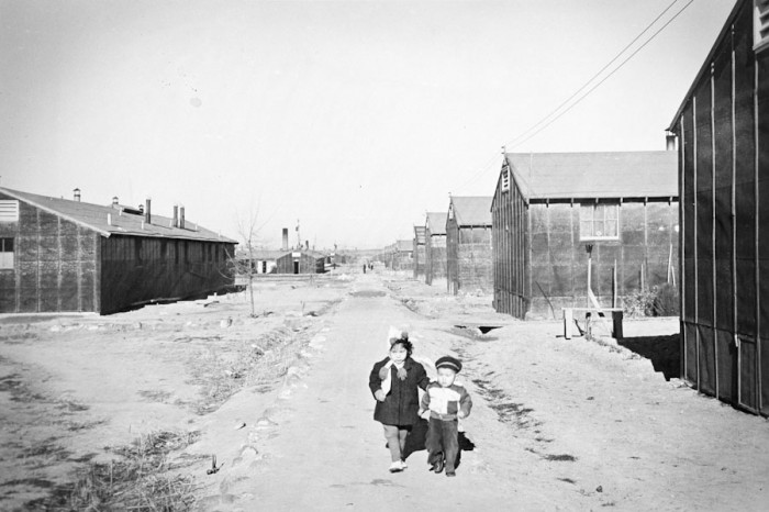 Two children in the Minidoka concentration camp in Idaho, where most Japanese Americans from Washington were send. (Photo courtesy of the Wing Luke Asian Museum, the Hatate Collection)