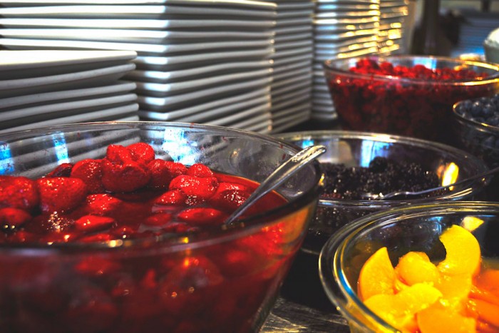 Organic fruit on the breakfast bar at Portage Bay Cafe. (Photo by Irene Lu)