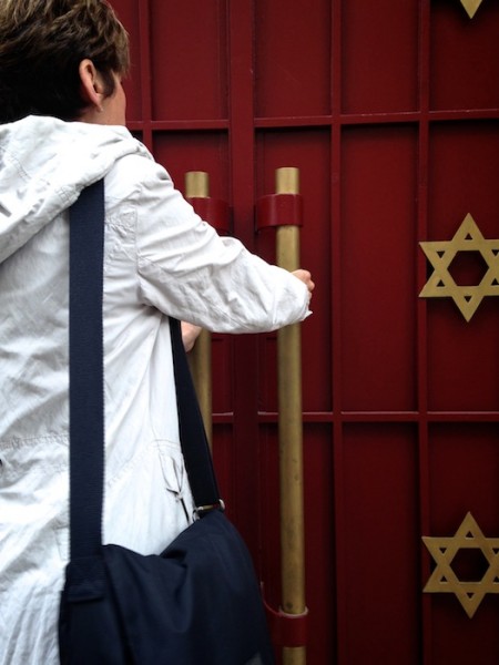 The entrance to a synagogue in Neuilly-sur-Seine, in the suburbs of Paris. (Photo by Anna Goren).