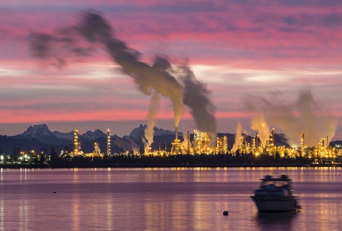 A December 2013 view of the Tesoro refinery across Fidalgo Bay from March Point. (Photo by Dana via Creative Commons License) 