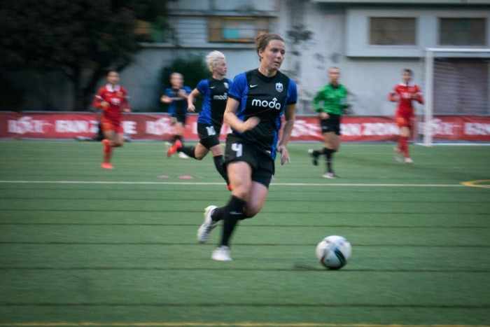 Defender Rachel Corsie of Seattle Reign FC plays at Memorial Stadium against China's Women's National Soccer Team Friday night. (Photo by Yiqin Weng)