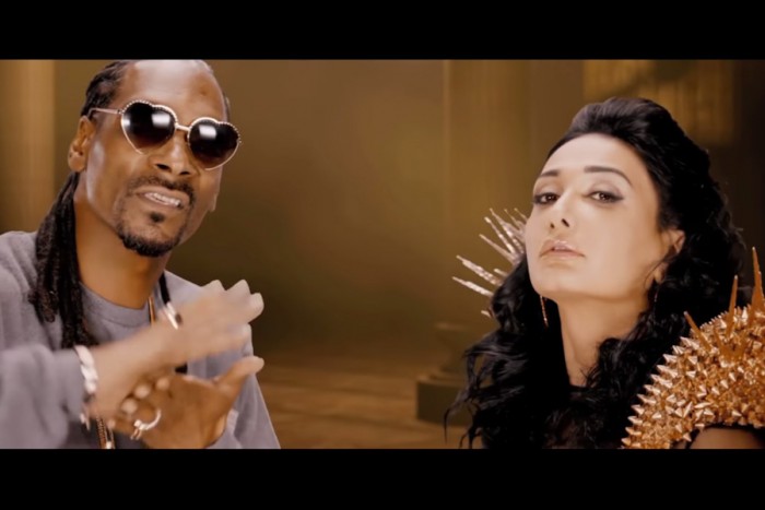 Iranian pop singer Amitis and Snoop Dogg, united by green screen. (Photo via YouTube)