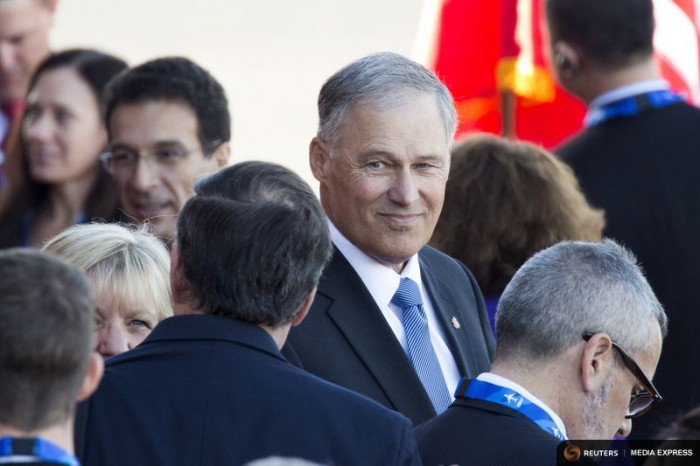 Washington Governor Jay Inslee waits to greet Chinese President Xi Jinping and First Lady Peng Liyuan at Paine Field in Everett, Washington, September 22, 2015. (Photo by David Ryder for Reuters.)