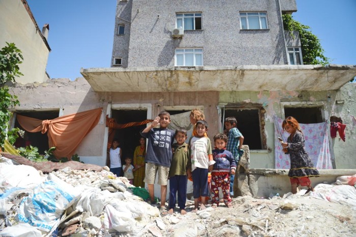Refugees have taken up residents in semi-demolished houses in Istanbul's Fikirtepe neighborhood. (Photo by Levent Kulu) 